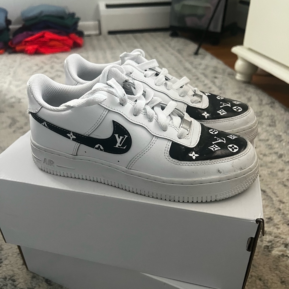 Nike White and Black Sneakers